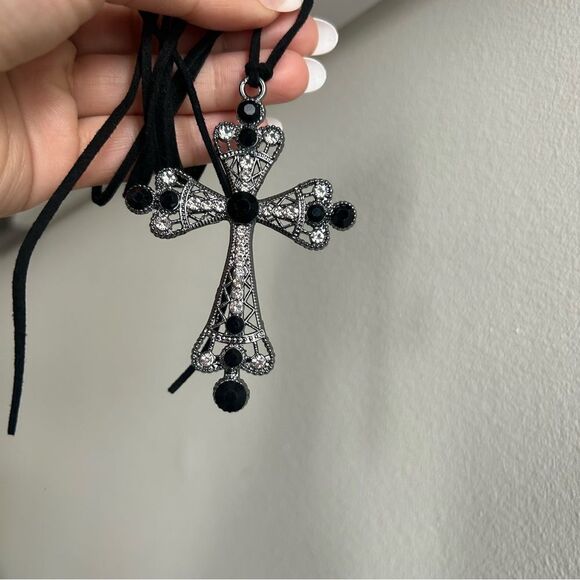 Y2k gothic oversized cross necklace on black cord - Picture 4 of 5